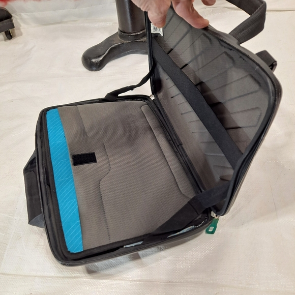 Thule Black Hard Shell Computer Case - Picture 9 of 12